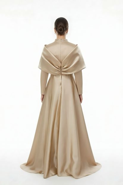 فستان سهرة ذهبي اللون بياقة هالتر ومقاسات كبيرة